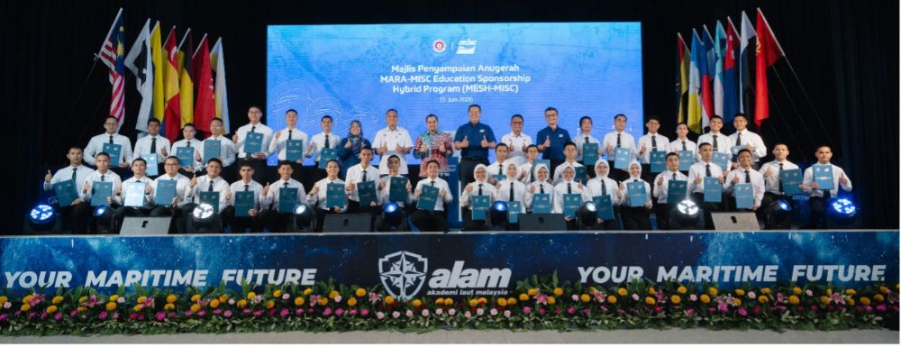 Group photograph featuring recipients of the MARA-MISC Education Sponsorship Hybrid Programme with YBhg. Datuk Dr. Asyraf Wajdi Dusuki and representatives from MARA, MISC Group and ALAM on 15 June 2026