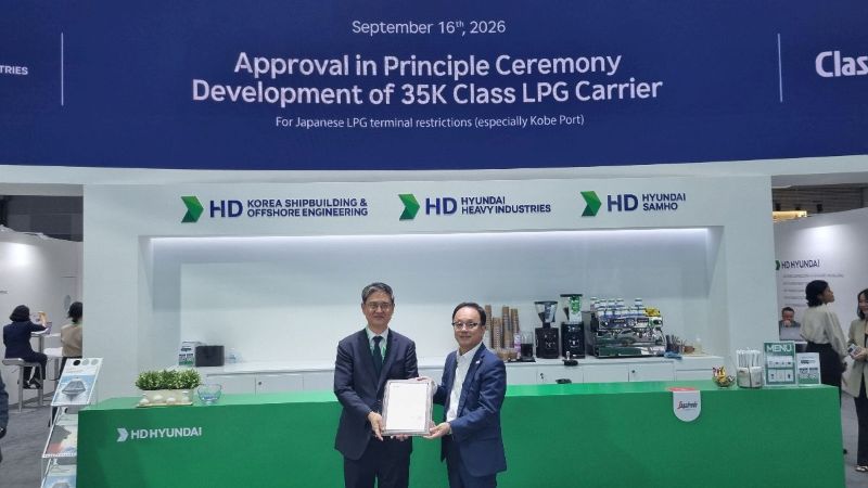 To the left of certificate: Mr. Hong-Ryeol Ryu, CTO, Head of Technology Division, HD Hyundai Heavy Industries To the right of certificate: Mr. Hayato Suga, President & CEO, ClassNK