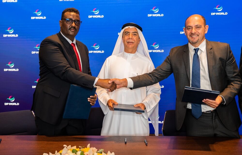 Ahmed Yaasiin Saalah, Puntland’s Minister of Ports and Maritime Transport, Suhail Albanna, DP World’s CEO and Managing Director, Middle East and Africa, and Nabil Milad Abou Rjaili, General Manager of Mar Marine & Building Contracting