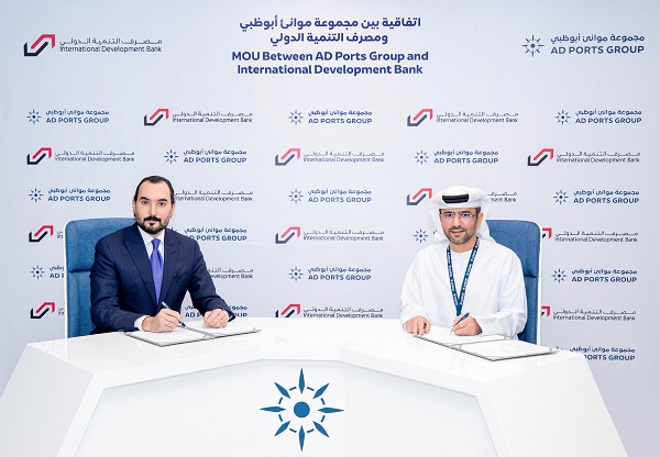 Captain Mohamed Juma Al Shamisi, Managing Director and Group CEO of AD Ports Group (right); and Dr. Ziad Khalaf, Chairman, International Development Bank, signing the agreement for port and logistics development to enhance trade flows between the UAE and Iraq.