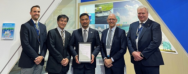The award ceremony at MOL’s Gastech stand was attended by (from left): Martin Cartwright (Business Director Gas Carriers & FSRUs, DNV Maritime), Naoki Ueda (EVP Chief Strategy Officer, Mitsubishi Shipbuilding Co., Ltd.), Makoto Yamaguchi (Executive Officer and Chief Technical Officer, MOL), Johan-Petter Tutturen (Special Projects Manager Gas, DNV Maritime), and Vidar Dolonen (Regional Manager Korea & Japan, DNV Maritime)