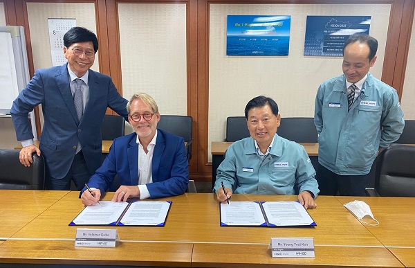 Mr. Volkmar Galke, Director Sales, WinGD signs Joint Development Project with Mr. Young Youl Koh, President, HSD