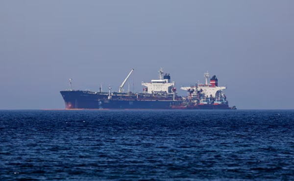 The Liberian-flagged oil tanker Ice Energy transfers crude oil from the Iranian-flagged oil tanker Lana (former Pegas), off the shore of Karystos, on the Island of Evia, Greece, May 26, 2022. REUTERS/Costas Baltas