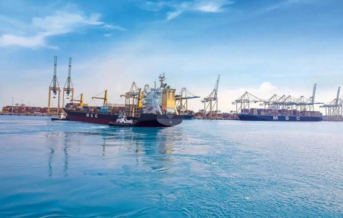سفن تحمل حاويات في أحد الموانئ السعودية 