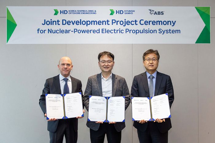 (L to R): Matthew Mueller, ABS Vice President, Regional Business Development, Hak-mu Shim, HD HSHI Executive Vice President and Byung-hun Kwon, HD KSOE Executive Vice President at signing ceremony for a Joint Development Project (JDP) at the HD Hyundai Global R&D Center (GRC) in Seongnam, Gyeonggi Province.