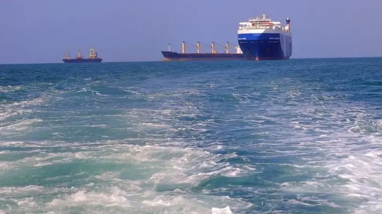 تُظهر الصورة سفينة الشحن Galaxy Leader بعد استيلاء الحوثيين عليها، قبالة سواحل الحديدة في البحر الأحمر، خلال جولة نظّمها الحوثيون في 22 نوفمبر/تشرين الثاني 2023. (أ ف ب)