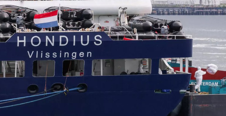 سفينة MV Hondius بعد وصولها إلى ميناء روتردام إثر تفش لفيروس هانتا على متنها