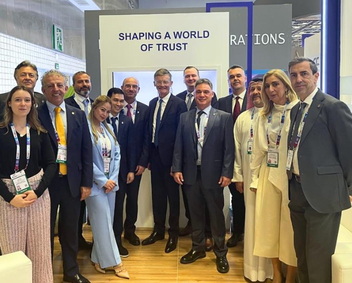 Matthieu de Tugny, Executive Vice President, Industrials & Commodities, with members of the Bureau Veritas team.