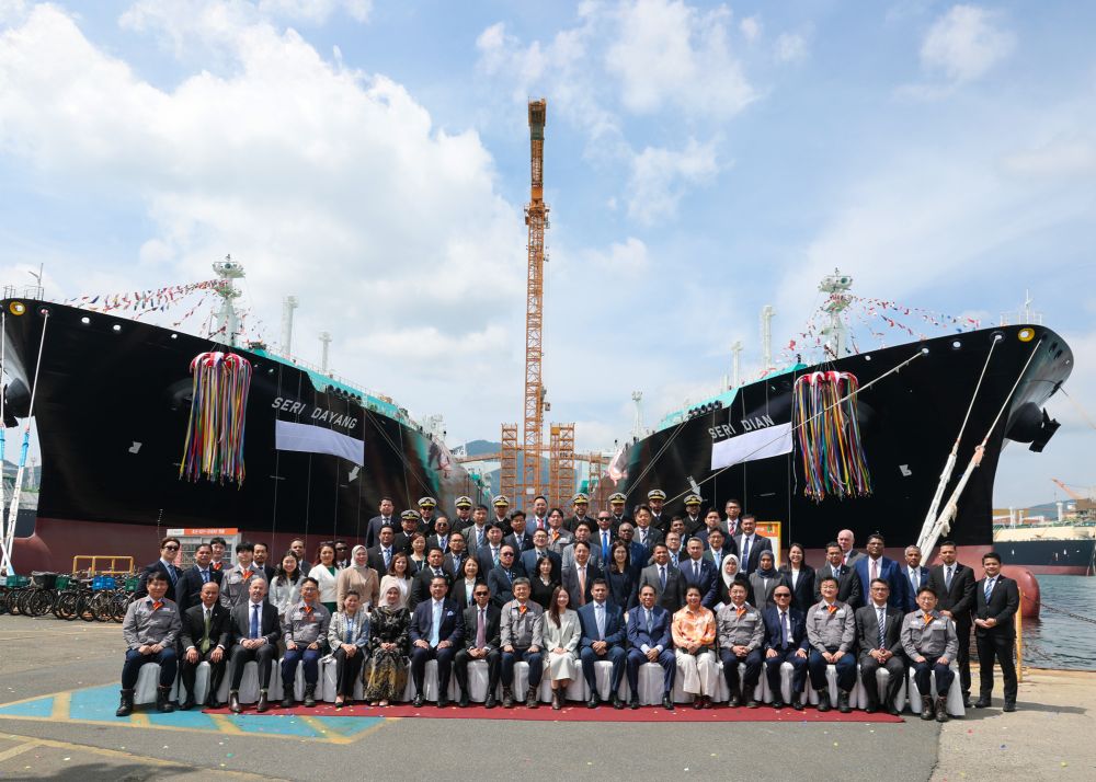 Group photo featuring representatives from MISC Group, ExxonMobil, SeaRiver Maritime, Hanwha Ocean and Lloyd’s Register, together with the Lady Sponsor Mrs. Hanh Nguyen, following the naming of LNG carriers Seri Dian and Seri Dayang