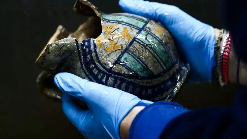 إبريق مزخرف زاهي الألوان تم اكتشافه في السفينة الغارقة.