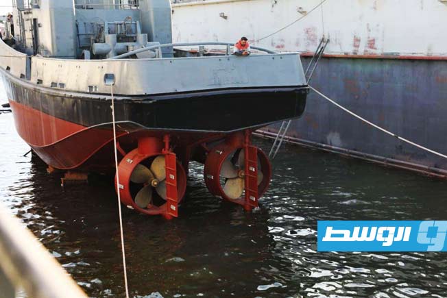 عملية نقل القاطرة رأس لانوف من الحوض العائم إلى ميناء جليانة في بنغازي. (المنطقة الحرة جليانة)