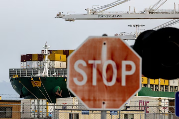 A view of cargo ship with shipping containers at the port of Oakland following the Supreme Court's ruling that Trump had exceeded his authority when he imposed tariffs, in Oakland, California, U.S., February 23, 2026. REUTERS/Carlos Barria