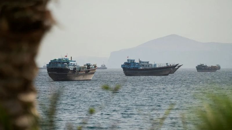 سفن في مضيق هرمز قبالة محافظة مسندم في سلطنة عُمان. 
