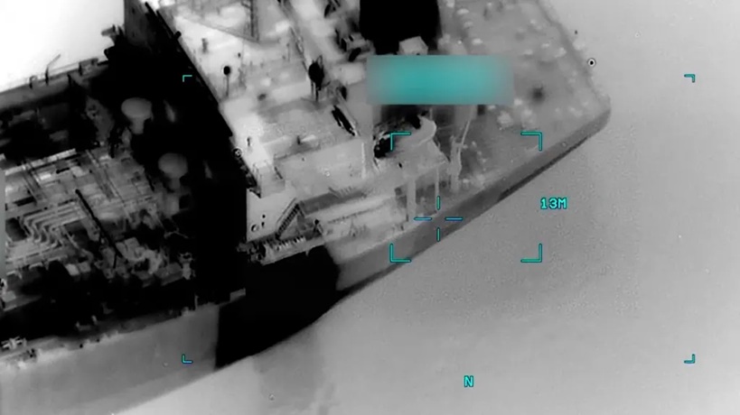 نشرت القيادة المركزية الأميركية (CENTCOM) ما قالت إنه لقطات تُظهر استهداف غرفة محركات السفينة