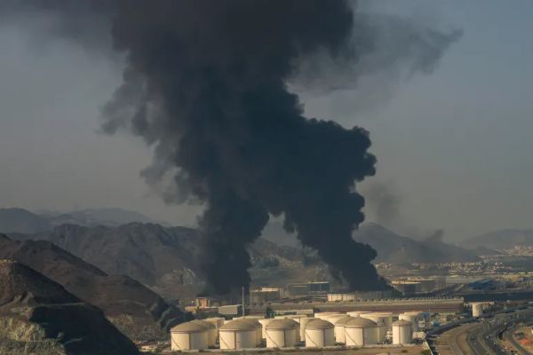 ألسنة اللهب والدخان تغطي سماء الفجيرة إثر استهداف سابق لمنشأة نفطية إماراتية