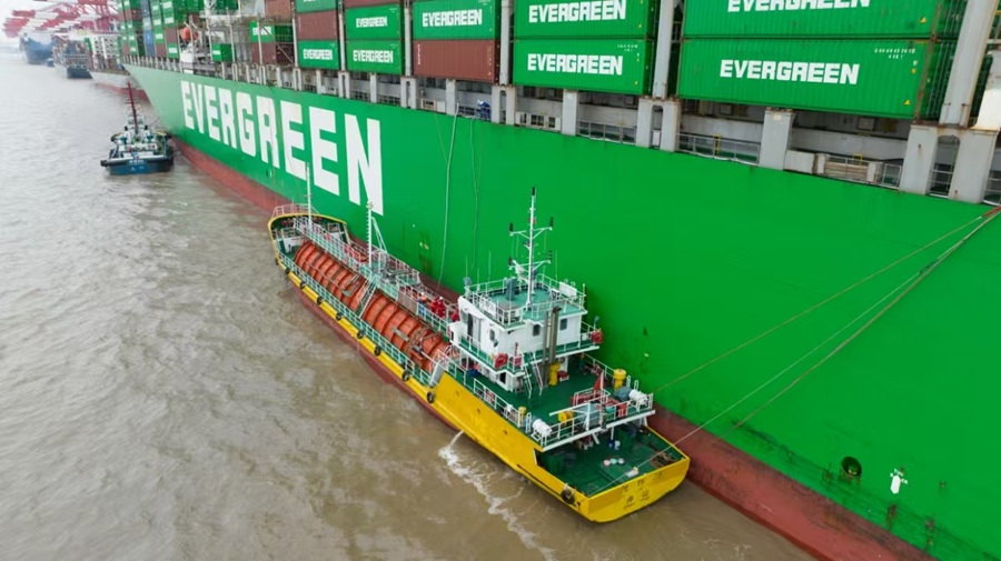 The industry’s first ship-to-ship liquified carbon dioxide (LCO₂) transfer was successfully completed at the Yangshan Deep-Water Port in Shanghai, China on 19 June.
