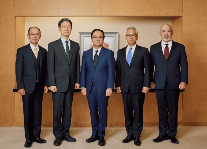 (From left) Yoshiya Yamaguchi, Yoshifumi Miyatake, Hayato Suga, Masaki Matsunaga, Fumihiko Higashi