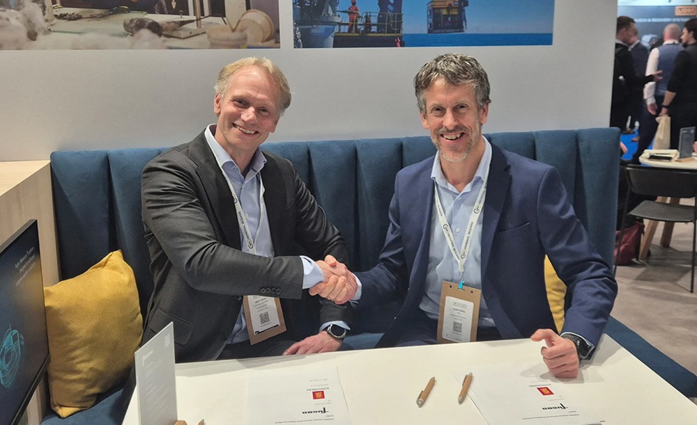 Mark Heine and Audun Berg shaking hands after signing the framework agreement