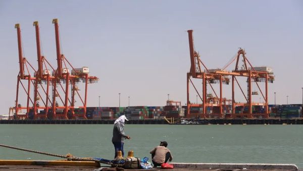 جانب من ميناء أم قصر في محافظة البصرة، وتظهر فيه عشرات الحاويات مكدسة على أحد الأرصفة.
