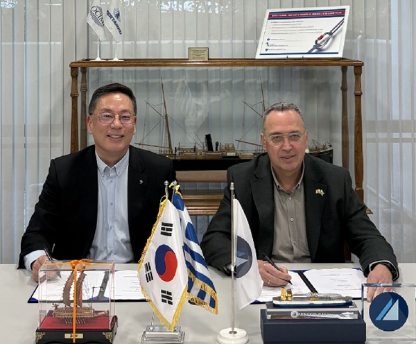 Mr. Hayden (Hyeokdong) Kim, Head of the Athens Office, HD HYUNDAI MARINE SOLUTION, signing the agreement with Mr. Sokratis Dimakopoulos, Chief Operating Officer, Minerva Gas Inc.