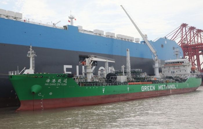 M/V Arctic Tern receives its first green methanol bunkering at the Port of Shanghai