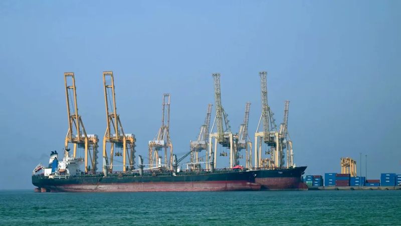 ناقلة نفط قرب محطة خورفكان للحاويات على مضيق هرمز