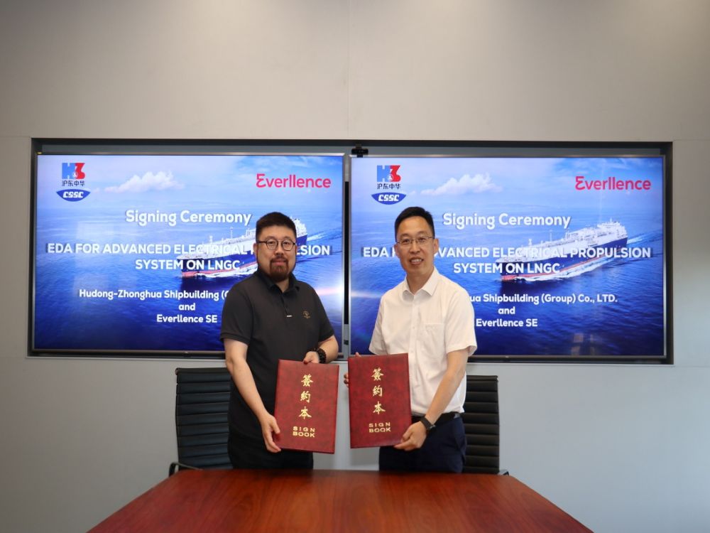 (Left) Pan Ke – Head of Sales & Projects, Four-Stroke Everllence China – and Yang Chunhua – Technical Centre Deputy Director Hudong-Zhonghua – pictured during the signing ceremony